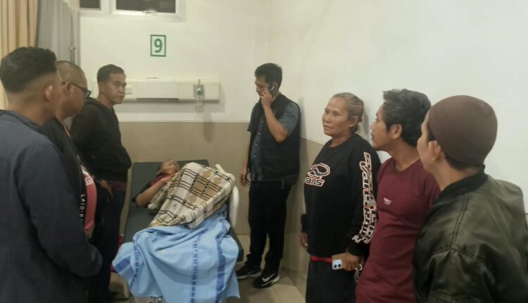Sejumlah kerabat beserta petugas memantau kondisi DR (48), warga Kecamatan Sako yang sedang menjalani perawatan intensif di Rumah Sakit (RS) AK Gani Palembang, Sumatera Selatan.