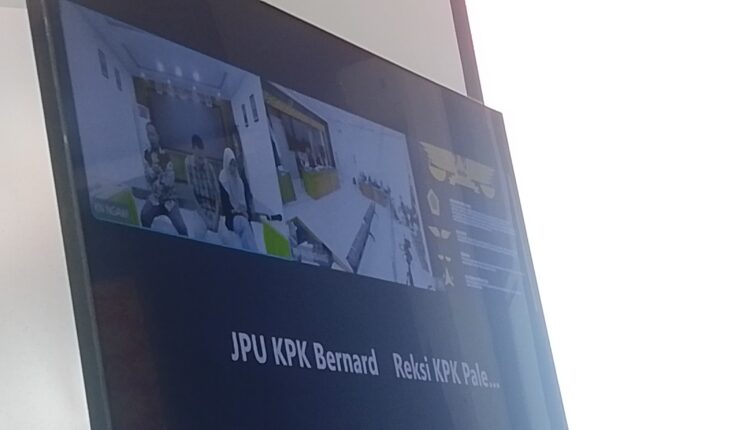 Monitor di ruang sidang Pengadilan Negeri (PN) Tipikor Palembang menampilkan jalannya persidangan virtual.