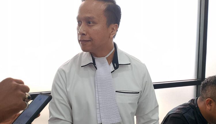 Jaksa Komisi Pemberantasan Korupsi (KPK), Andy Bernard Desman, memberikan keterangan kepada awak media seusai sidang lanjutan perkara dugaan korupsi pengadaan Chromebook dan Smart Board Disdikbud Muara Enim di PN Tipikor Palembang.