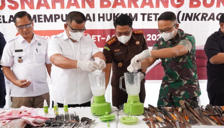Barang bukti narkotika jenis sabu ke dalam blender untuk dihancurkan dengan campuran deterjen di kantor Kejari OKI.