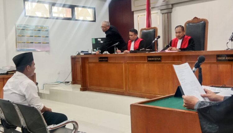 Mantan Kepala Kantor Pos Cabang Pembantu Air Sugihan Kanan, Alim Anwar Mursid duduk di kursi pesakitan saat memberikan keterangan dalam sidang lanjutan di Pengadilan Negeri Palembang Tipikor.