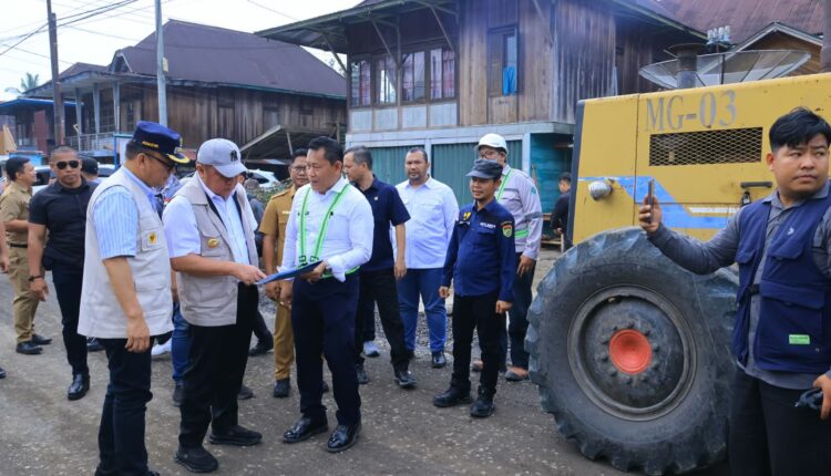 Gubernur Sumatera Selatan Herman Deru meninjau langsung proyek pemeliharaan dan rekonstruksi jalan di Desa Seleman Ulu, Kecamatan Muara Pinang, Kabupaten Empat Lawang.