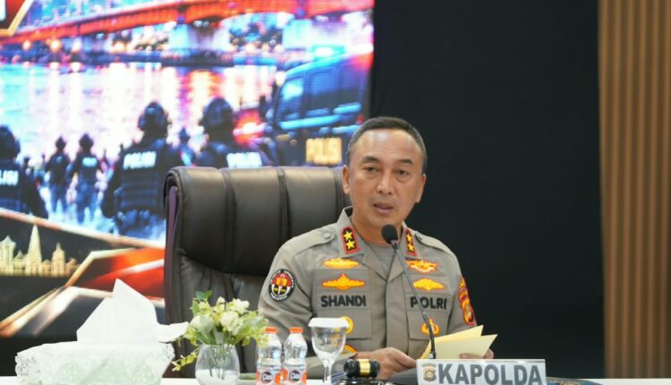 Kapolda Sumsel Irjen Pol Sandi Nugroho memberikan arahan saat memimpin jalannya Latihan Praoperasi (Latpraops) Sikat I Musi 2026 di Auditorium Lantai 7 Mapolda Sumsel.