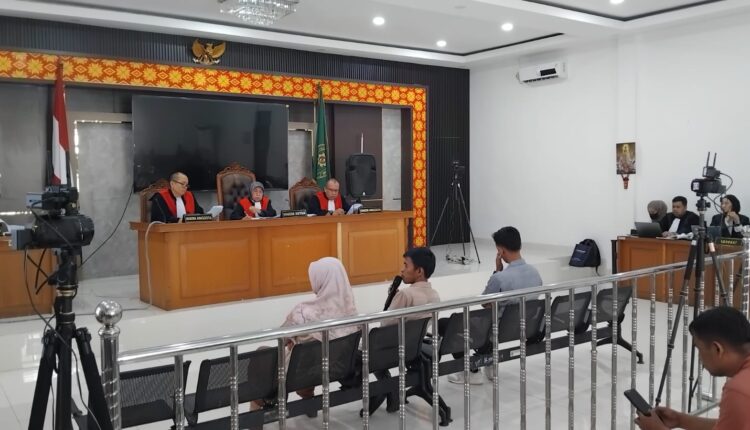 Para saksi memberikan keterangan di hadapan Majelis Hakim yang diketuai oleh Fatimah dalam sidang lanjutan perkara dugaan korupsi pengadaan Chromebook dan Smart Board Disdikbud Muara Enim TA 2025-2026 di Pengadilan Negeri Palembang Tipikor.