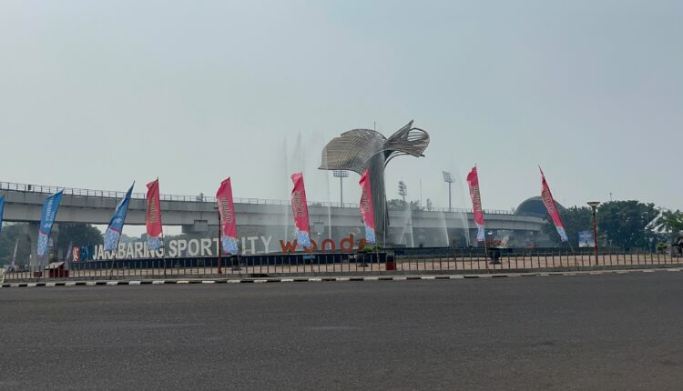 Suasana kawasan tugu air mancur depan kompleks Jakabaring Sport City (JSC) Palembang yang tampak bersih dengan langit yang mulai cerah.