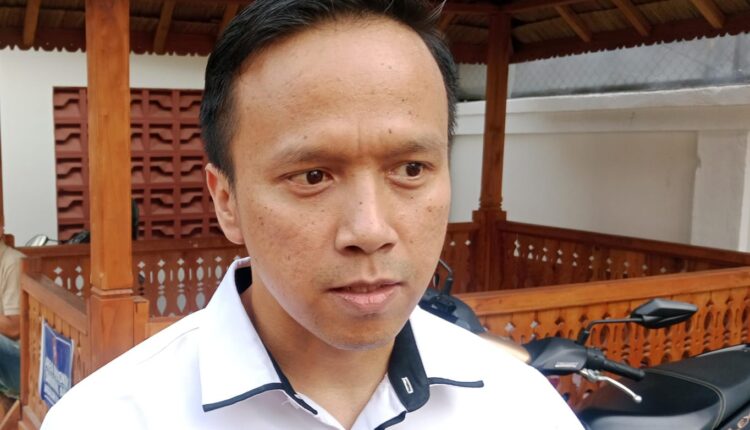 Jaksa Komisi Pemberantasan Korupsi (KPK), Andy Bernard Desman, memberikan penjelasan kepada wartawan pasca-sidang lanjutan perkara korupsi pengadaan Chromebook dan Smart Board Disdikbud Muara Enim di Pengadilan Negeri Palembang Tipikor.