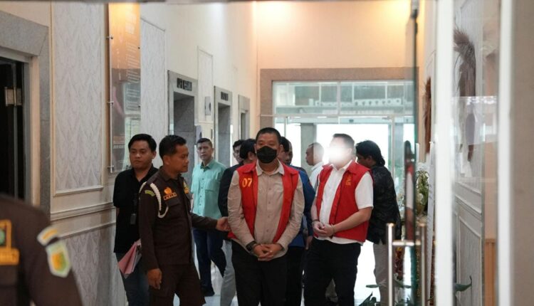 Wakil Bupati Penukal Abab Lematang Ilir (PALI) nonaktif Iwan Tuaji berjalan dikawal ketat petugas kejaksaan usai menjalani proses penyerahan tersangka dan barang bukti (Tahap II) dari penyidik Kejaksaan Tinggi (Kejati) Sumatera Selatan kepada Jaksa Penuntut Umum (JPU) Kejaksaan Negeri (Kejari) Palembang.
