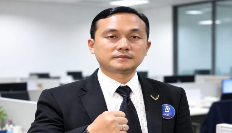 Penasihat hukum Wakil Bupati PALI nonaktif Iwan Tuaji, Tabrani, memberikan keterangan pers mengenai langkah hukum yang disiapkan timnya di Palembang.