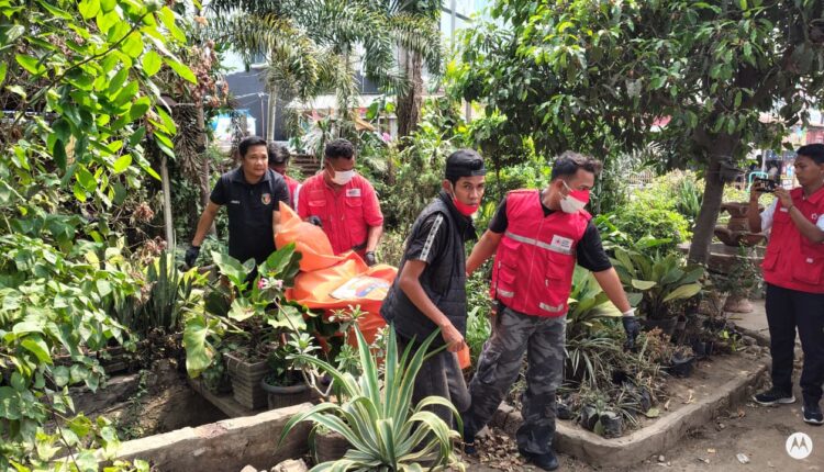 Petugas kepolisian bersama tim relawan mengevakuasi jenazah seorang pria tanpa identitas (Mr. X) dari sebuah pondok di kawasan depot bunga, Jalan Residen Abdul Rozak, Kelurahan 8 Ilir, Kecamatan IT III, Palembang.