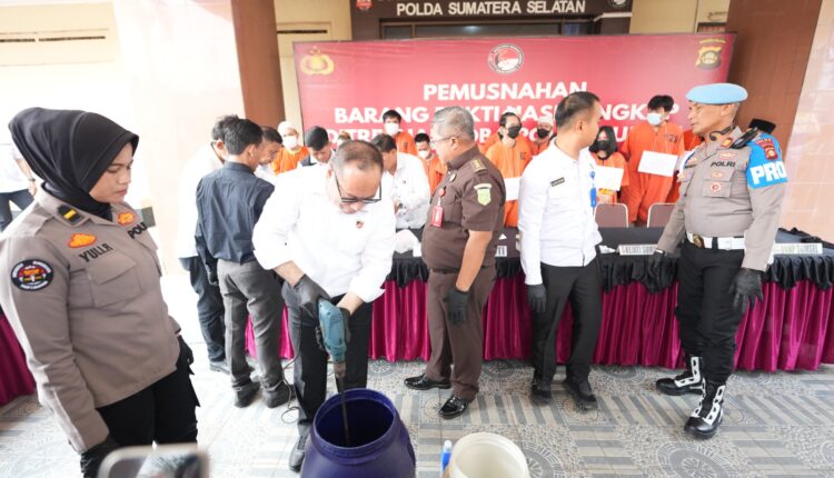 Sejumlah pejabat Ditresnarkoba Polda Sumatera Selatan bersama perwakilan instansi terkait melakukan pemusnahan barang bukti narkotika menggunakan alat pencampur di Gedung Presisi Mapolda Sumsel, Palembang.