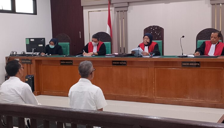 Ketua Majelis Hakim Fatimah membacakan amar putusan dalam persidangan kasus dugaan korupsi pengujian dan kalibrasi alat kesehatan di Pengadilan Tindak Pidana Korupsi (Tipikor) pada Pengadilan Negeri Palembang, Sumatera Selatan.