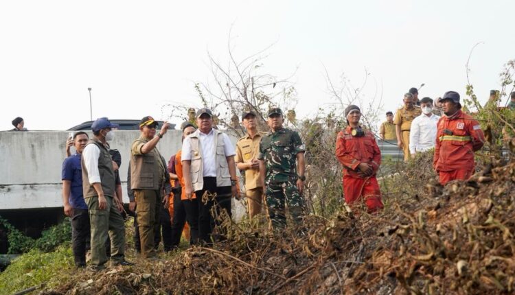 Bupati Ogan Komering Ilir (OKI), Muchendi, didampingi unsur TNI-Polri dan Satgas Karhutla memantau langsung area lahan yang terbakar.