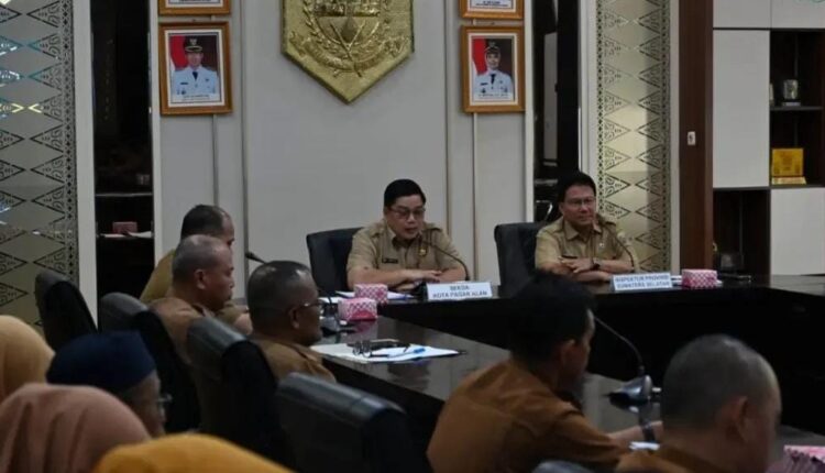 Sekretaris Daerah (Sekda) Kota Pagar Alam, Zaily Oktosab Fitri Abidin, memimpin rapat koordinasi Pemeriksaan Penyelenggaraan Pemerintah Daerah oleh Gubernur sebagai Wakil Pemerintah Pusat (GWPP) Tahun 2026 di Ruang Rapat Besemah Satu.