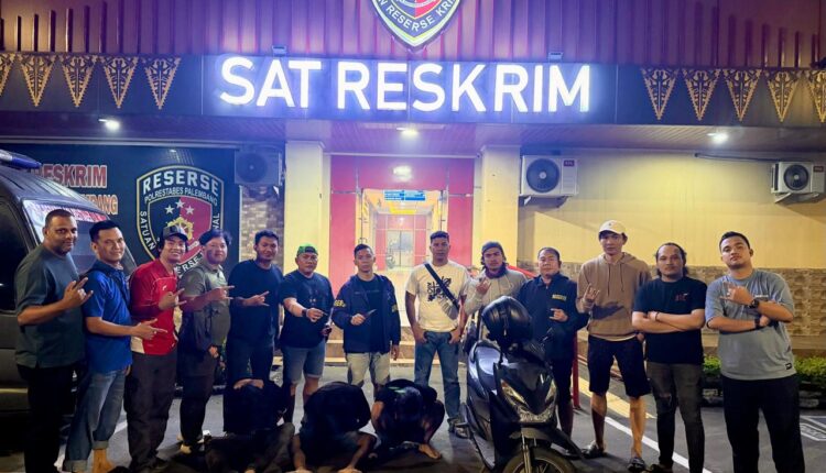 Sejumlah anggota Opsnal Ranmor Satreskrim Polrestabes Palembang berfoto bersama ketiga pelaku pencurian kendaraan bermotor (curanmor) berinisial MK (19), RK (19), dan AP (23) yang terduduk di lantai, usai diamankan dalam Operasi Pekat Musi.