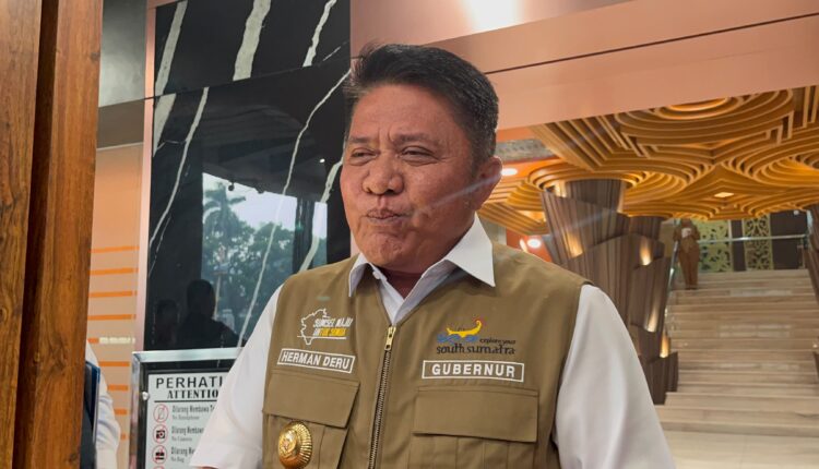 Gubernur Sumatera Selatan, Herman Deru, memberikan keterangan pers mengenai jaminan akuntabilitas dana stimulan penanganan kebakaran hutan dan lahan (karhutla) sebesar Rp 30 miliar di Palembang.