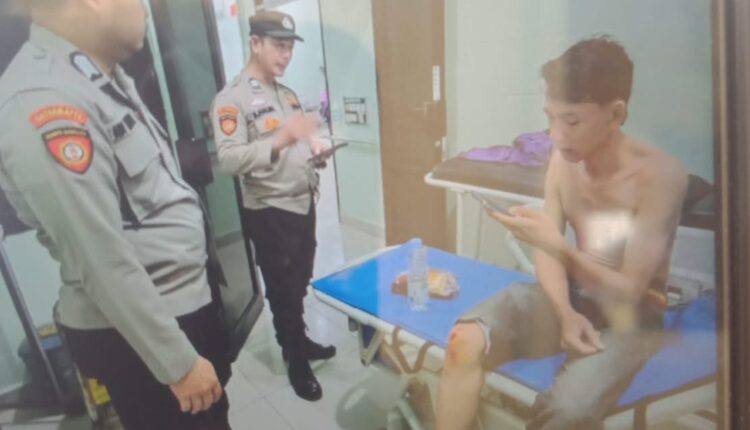 Petugas kepolisian dari SPKT Polrestabes Palembang memeriksa kondisi Rifqi Rahmadani (24), korban pembegalan sadis, yang tengah menjalani perawatan medis di rumah sakit.