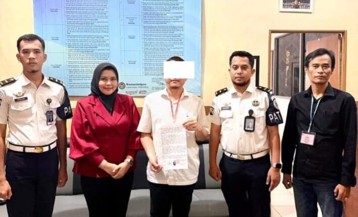 Tim Kuasa Hukum dari Kantor Hukum Mutiara Rz didampingi Romi Yulizar bersama perwakilan petugas lapas mendampingi terpidana Riduan seusai memberikan kesaksian dalam sidang lanjutan perkara dugaan perintangan penyidikan (obstruction of justice) kasus internet desa Musi Banyuasin (Muba) di Pengadilan Tipikor PN Palembang.