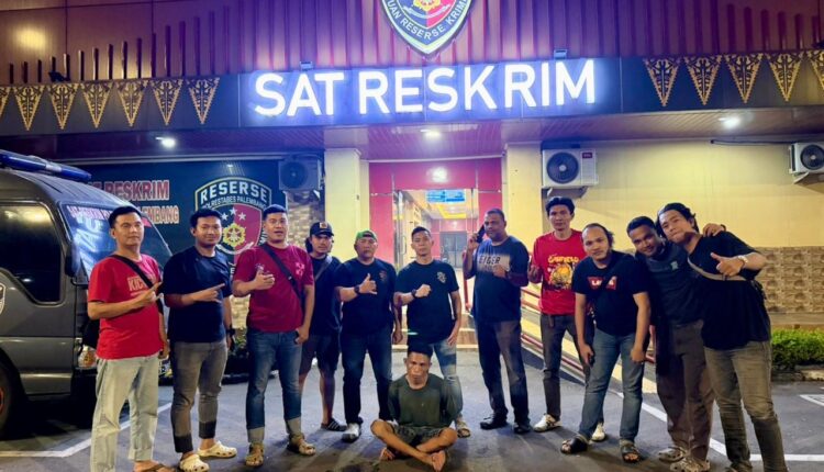 Anggota Tim Opsnal Ranmor Satreskrim Polrestabes Palembang berfoto bersama usai berhasil meringkus tersangka MI (31), seorang buron kasus pencurian dengan kekerasan (curas/begal) yang telah masuk Daftar Pencarian Orang (DPO) sejak 2022.