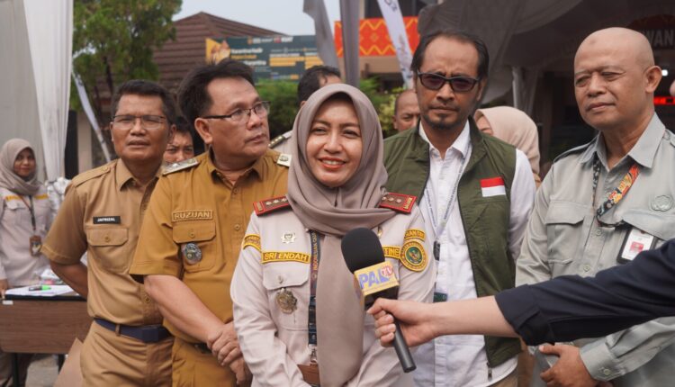 Kepala Balai Karantina Hewan, Ikan, dan Tumbuhan (Karantina) Sumatera Selatan, Sri Endah Ekandari memberikan keterangan pers didampingi Kepala Dinas Ketahanan Pangan dan Peternakan Provinsi Sumsel, Ruzuan Efendi (kedua dari kiri), di Palembang, Sumatera Selatan.