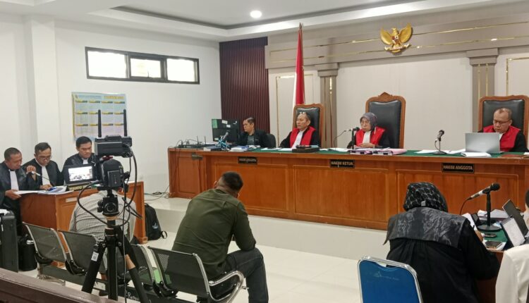 Majelis hakim yang diketuai oleh Fatimah memimpin sidang perkara dugaan korupsi pengadaan Chromebook dan Smart Board pada Dinas Pendidikan dan Kebudayaan (Disdikbud) Kabupaten Muara Enim di Pengadilan Tipikor Palembang, Sumatra Selatan.