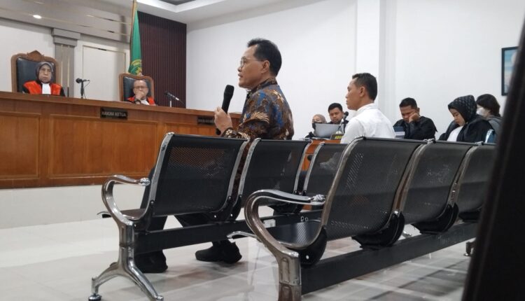 Bupati Muara Enim nonaktif, Edison memberikan keterangan di hadapan majelis hakim saat dihadirkan sebagai saksi dalam sidang perkara dugaan suap pengadaan Smartboard dan Chromebook Dinas Pendidikan dan Kebudayaan (Disdikbud) Kabupaten Muara Enim di Pengadilan Tipikor Palembang, Sumatra Selatan.