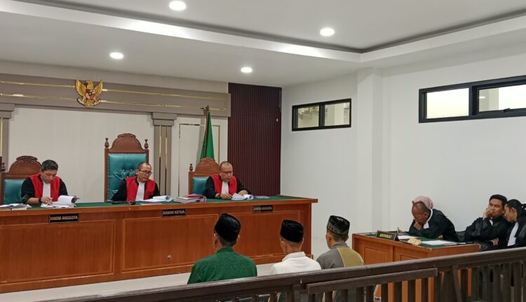 Majelis hakim yang diketuai oleh Sangkot Lumban Tobing memimpin sidang pembacaan amar putusan kasus dugaan korupsi penyaluran Kredit Usaha Rakyat (KUR) Bank Syariah Indonesia (BSI) di Pengadilan Tipikor Palembang, Sumatra Selatan.