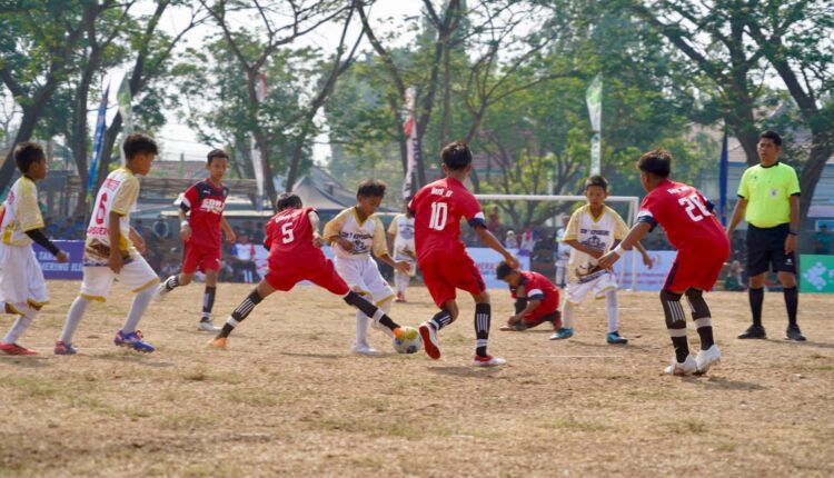 Dua tim sepak bola usia dini saling beradu taktik dan ketangkasan dalam pertandingan Liga Merah Putih Regional Ogan Komering Ilir (OKI) di Stadion Segitiga Emas Kayuagung, Kabupaten OKI, Sumatra Selatan.