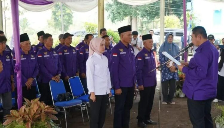Walikota Pagar Alam Ludi Oliansyah membacakan naskah pelantikan saat mengukuhkan Pengurus Kontak Tani Nelayan Andalan (KTNA) Kota Pagar Alam Periode 2026-2031 di tengah hamparan lahan pertanian Dinas Pertanian Kota Pagar Alam, Sumatra Selatan.