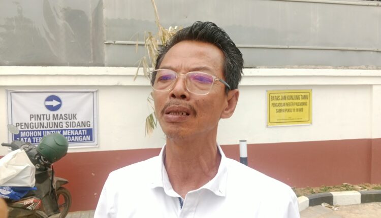 Pengamat hukum Arief Budiman memberikan keterangan kepada awak media terkait kebijakan penahanan terdakwa dalam perkara dugaan korupsi fasilitas pembiayaan yang melibatkan delapan mantan pejabat Bank Rakyat Indonesia (BRI) di halaman Pengadilan Negeri Palembang.