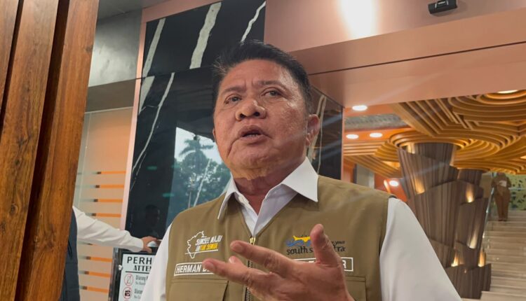 Gubernur Sumatera Selatan Herman Deru memberikan keterangan pers terkait peluncuran program pemutihan Pajak Kendaraan Bermotor (PKB) di Palembang.