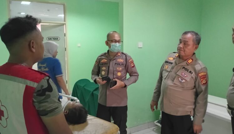 Aparat kepolisian memantau langsung kondisi jenazah bocah berinisial DHS (8) yang diduga tewas akibat tenggelam di Rumah Sakit (RS) BARI Palembang.