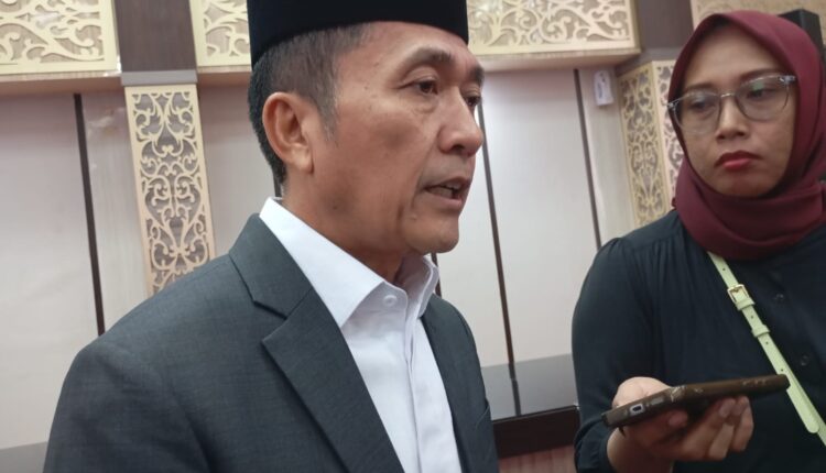 Wali Kota Palembang, Ratu Dewa, memberikan keterangan kepada awak media mengenai mekanisme pencairan Tambahan Penghasilan Pegawai (TPP) di Graha Bina Praja, Palembang, Sumatera Selatan.