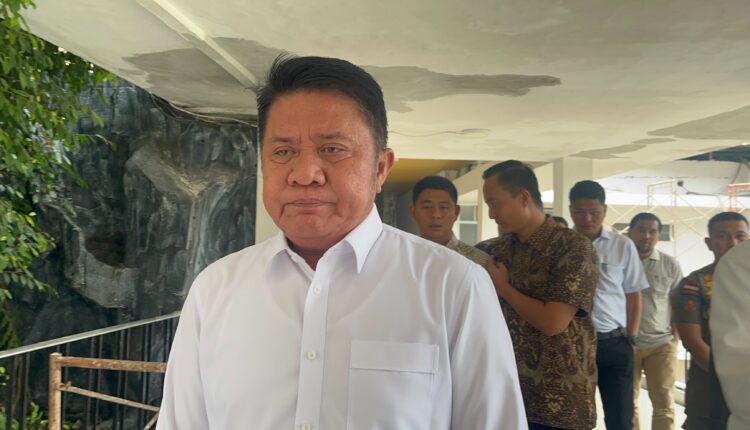 Gubernur Sumatera Selatan Herman Deru memberikan keterangan pers kepada awak media mengenai evaluasi program Makan Bergizi Gratis (MBG) di Palembang, Sumatera Selatan.