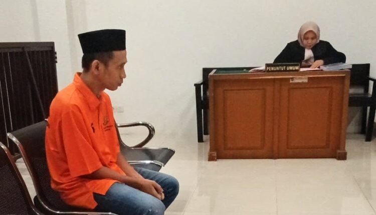 Terdakwa kasus peredaran BBM tiruan jenis solar, Taufik bin Ismanto, saat menghadiri sidang perdana beragenda pembacaan dakwaan di Pengadilan Negeri Palembang.