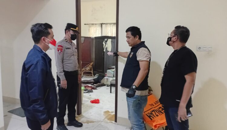 Petugas kepolisian dari Polrestabes Palembang dan Polsek Kemuning melakukan olah Tempat Kejadian Perkara (TKP) setelah menemukan sesosok mayat laki-laki membusuk di sebuah rumah di Jalan Basuki Rahmat, Lorong Inras, Kelurahan Pahlawan, Kecamatan Kemuning, Palembang.