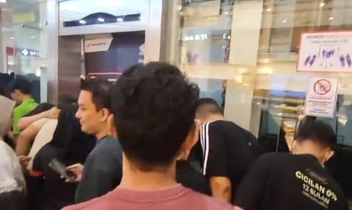 Sejumlah pengunjung berkerumun di depan area lift pengunjung pasca insiden malfungsi di OPI Mall, Kecamatan Rambutan, Banyuasin.
