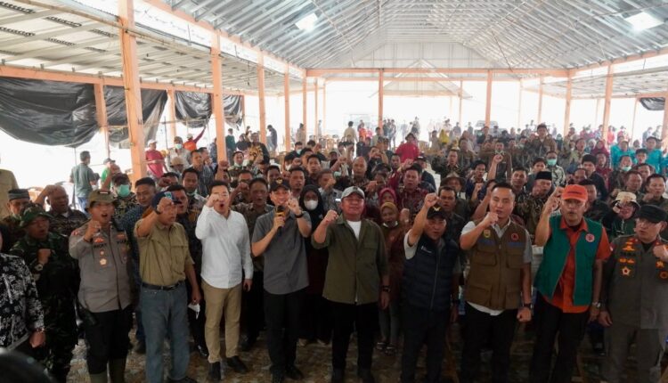 Gubernur Sumatera Selatan Herman Deru bersama Bupati OKI Muchendi Mahzareki menyerukan semangat bersama jajaran TNI, Polri, BPBD, kepala desa, serta perwakilan perusahaan saat melakukan evaluasi penanganan kebakaran hutan dan lahan (karhutla) di Desa Sungai Bungin, Kecamatan Pangkalan Lampam, Kabupaten OKI.