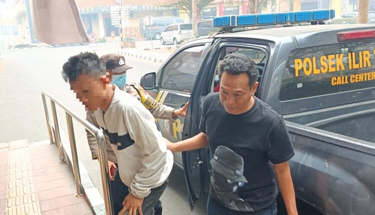 Petugas kepolisian menggiring tersangka MB (20) saat diamankan di Mapolrestabes Palembang.