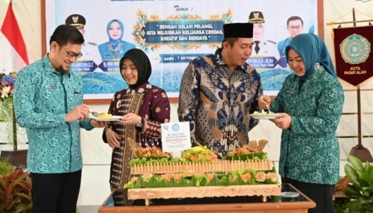 Prosesi pemotongan tumpeng Punjung Besemah menandai dibukanya secara resmi Lomba Jingle Galeri Pelangi tingkat Kota Pagar Alam di Gedung Balai Pertemuan Rumah Dinas Wali Kota.