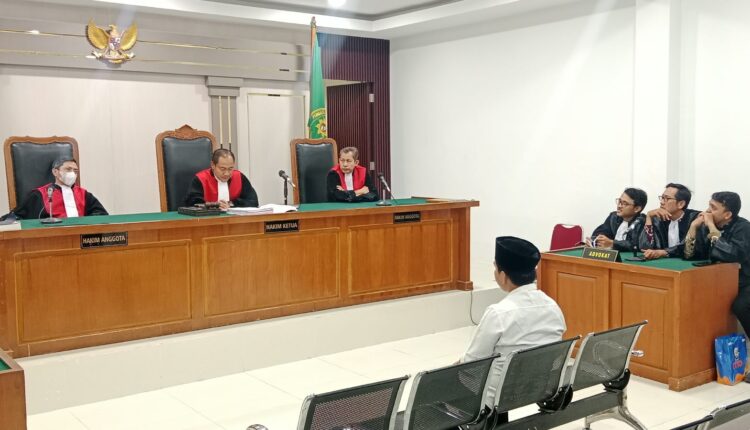 Terdakwa Alim Anwar Mursid duduk mendengarkan pembacaan berkas tuntutan oleh Jaksa Penuntut Umum (JPU) dalam persidangan di Pengadilan Tindak Pidana Korupsi (Tipikor) pada Pengadilan Negeri (PN) Palembang.