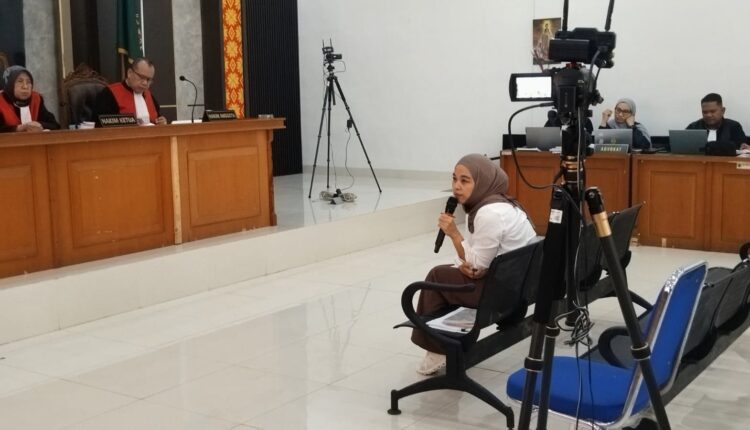 Terdakwa Fika Nur Alawi memberikan keterangan saat dicecar oleh Jaksa Penuntut Umum (JPU) KPK dan Majelis Hakim dalam sidang lanjutan kasus dugaan suap pengadaan Smartboard dan Chromebook Kabupaten Muara Enim di Pengadilan Negeri (PN) Palembang.