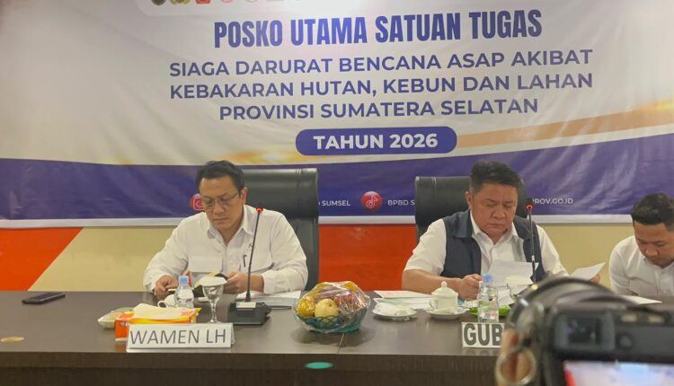 Wakil Menteri Lingkungan Hidup Diaz Faisal Malik Hendropriyono bersama Gubernur Sumatera Selatan Herman Deru memimpin rapat koordinasi strategis di Posko Utama Satuan Tugas Siaga Darurat Bencana Asap, Kantor BPBD Sumsel.