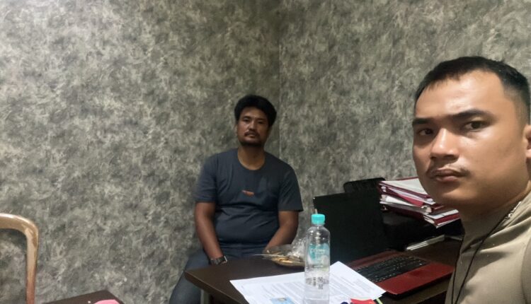 Pelaku pengeroyokan berinisial ER alias Ewin (30) saat berada di ruang pemeriksaan Satreskrim Polrestabes Palembang usai menyerahkan diri ke Mapolrestabes Palembang.