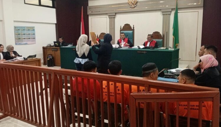 Suasana persidangan perkara dugaan manipulasi data elektronik pengaktifan sinyal iPhone internasional (inter) yang dipimpin oleh Majelis Hakim di Pengadilan Negeri (PN) Palembang.
