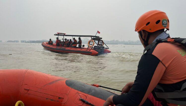Tim SAR gabungan mengerahkan sejumlah armada perahu karet dan kapal penyelamat untuk mencari Azawani (64), warga yang dilaporkan hilang tenggelam setelah melompat dari Jembatan Musi IV.