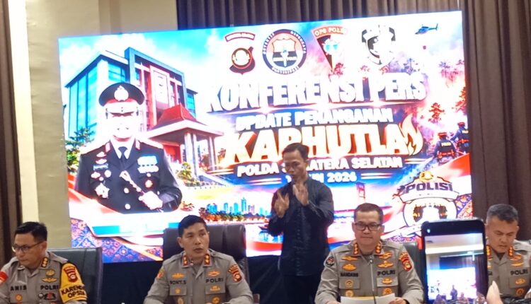 Kapolda Sumsel Irjen Pol Rony Samtana memberikan keterangan pers didampingi Kabid Humas Kombes Pol Sunarto saat menggelar konferensi pers Update Penanganan Karhutla 2026 di Mapolda Sumatera Selatan.