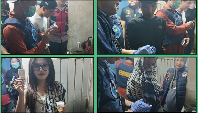 Sejumlah petugas dari Polres Pagar Alam, Badan Narkotika Nasional (BNN) Kota Pagar Alam, dan Satpol PP melakukan tes urine di tempat terhadap sejumlah pengunjung dan pemandu lagu saat menggelar operasi gabungan di salah satu tempat hiburan malam (THM) karaoke di Jalan Air Perikan, Kelurahan Nendagung, Kota Pagar Alam, Sumatera Selatan.