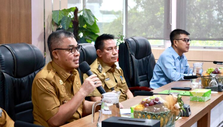 Sekretaris Daerah (Sekda) Kota Palembang Aprizal Hasyim memberikan arahan saat membuka Rapat Koordinasi (Rakor) BUMD Kota Palembang Tahun 2026 di Aula Perumda Tirta Musi, Palembang, Sumatera Selatan.