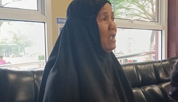 Juro (57), seorang warga asal Selapan, Ogan Komering Ilir (OKI), memberikan keterangan kepada petugas saat diamankan di ruang Sentra Pelayanan Kepolisian Terpadu (SPKT) Polrestabes Palembang, Sumatera Selatan.
