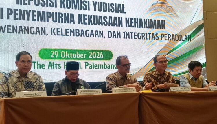 Praktisi hukum Munarman, tokoh agama Anisyafa Tambunan, Ketua Komisi Yudisial Abdul Chair Ramadhan, Sekretaris Jenderal Komisi Yudisial Mulyadi, dan Guru Besar Universitas Sriwijaya Febrian, menjadi pembicara dalam diskusi publik di The Alts Hotel Palembang.